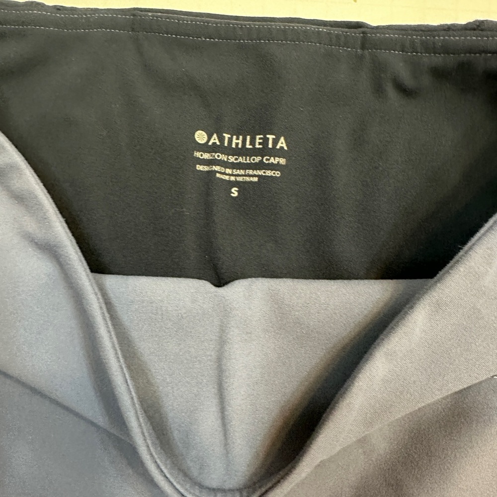 Athleta Horizon Scallop Capri Stormy Sky Small - Picture 5 of 12